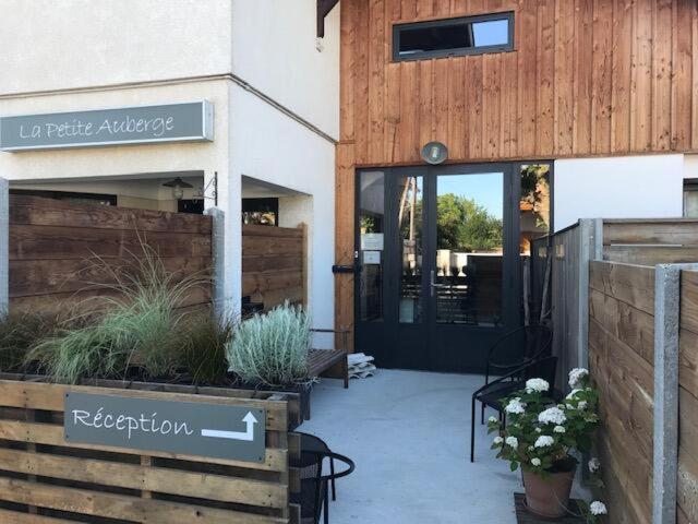 Hotel La Petite Auberge Ares Exterior photo